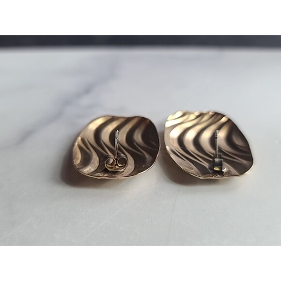 Gold Tone Metal Wavy Pierced Earrings Vintage - Picture 6 of 10